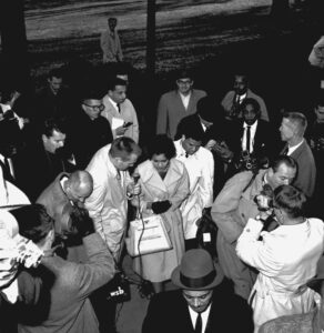 Charlayne Hunter and Hamilton Holmes outside of Myers Hall at the University of Georgia